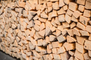 Yığılmış ahşap kütükler kırsal doğal arka plan yaratıyor.