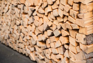 Yığılmış ahşap kütükler kırsal doğal arka plan yaratıyor.