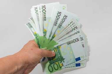 Avro banknotları beyaz arka planda 100 dolar tutuyor. Para, finans ve gelir kavramı.