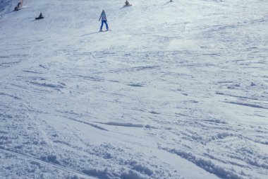 Lucerne, İsviçre 15 Temmuz 2025: Pedallı tekneler, bulutlu gökyüzü ve arka planda İsviçre Alpleri ile Lucerne Gölü manzarası. 