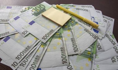 Ticari finans planlamasının kalem ve not defteri sembollü 100 euro banknot