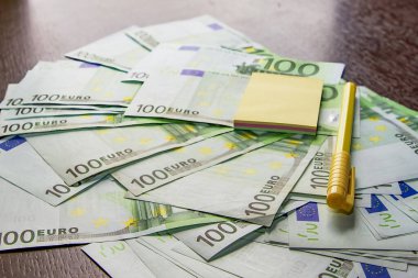 Ticari finans planlamasının kalem ve not defteri sembollü 100 euro banknot