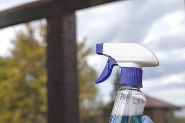 Mavi temizleme spreyi köpüklü ve tetikleyici başlıklı.