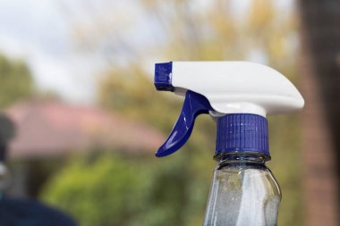 Mavi temizleme spreyi köpüklü ve tetikleyici başlıklı.