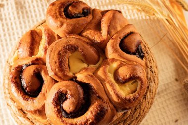 Süzme peynirli ev yapımı tatlı çörekler ve haşhaş tohumları. Altın kabuklu geleneksel fırın hamur işi.