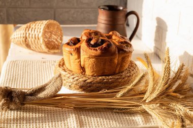 Sıcak güneş ışığında kırsal masada kuru üzümlü ev yapımı ekmek.