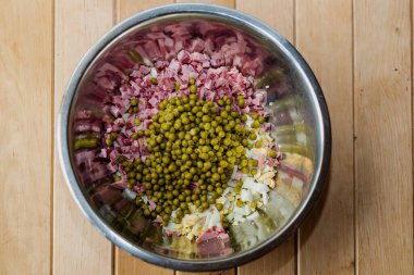Geleneksel Olivier salatası, patates, bezelye ve metal kasede jambon.