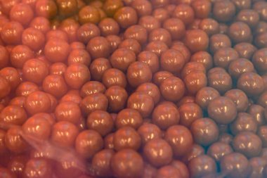 Tatlı ve şekerci dükkanı için şeffaf kutuda sütlü çikolata topları