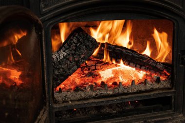 Şöminede parlak alevlerle yanan odun sıcak ve rahat bir atmosfer yaratır.