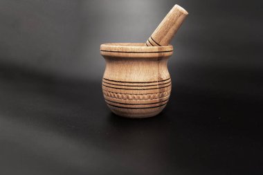 Kırsal mutfak konsepti için koyu arkaplan üzerine ahşap harç ve tokmak