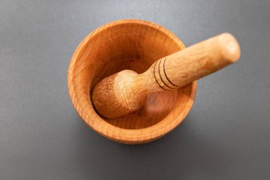 Kırsal mutfak konsepti için koyu arkaplan üzerine ahşap harç ve tokmak