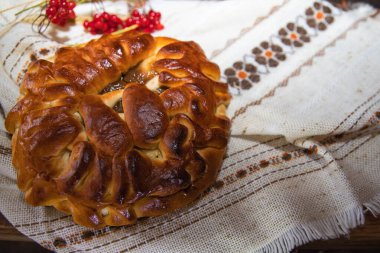 Kırsal kumaş zemininde altın kabuklu ev yapımı turta.