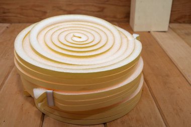 Kış pencerelerinin kapatılması ve ısı koruması için köpük yalıtım bandı