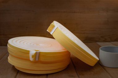 Pencereler ve kapılar için köpük yalıtım ruloları kışın enerji tasarrufu