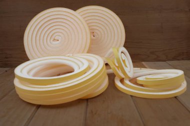 Pencereler ve kapılar için köpük yalıtım ruloları kışın enerji tasarrufu