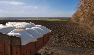Karavanda toprak zenginleştirme ve tarımsal işe hazır gübre çuvalları var.