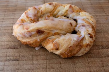 Tatlı puf böreği, ahşap arka planda şeker jöleli.