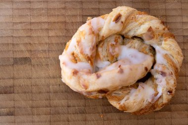 Tatlı puf böreği, ahşap arka planda şeker jöleli.