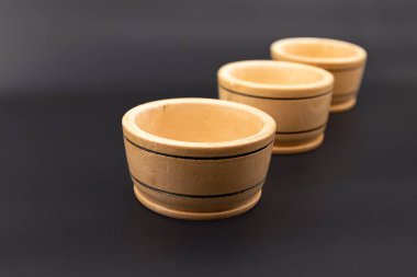 Mutfak ve yemek pişirmek için arka planda üç küçük tahta kase.