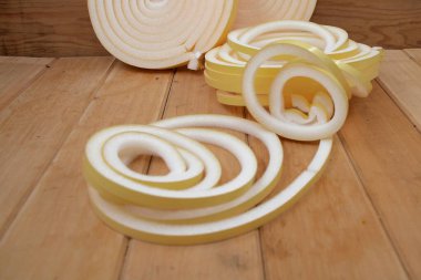 Termal yalıtım köpüğü. Ev onarımı için ahşap yüzeye yerleştirilmiş şerit ruloları.