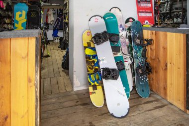 5 Ocak 2025 'te Poltava' da kış sporu ekipmanlarıyla birlikte kiralık alanda duran snowboardlar