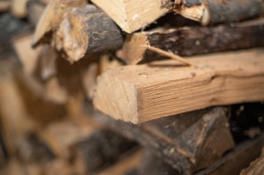 Ağaç kabuğu desenli doğranmış odun yığını doğal ahşap yüzey detaylarını gösteriyor.