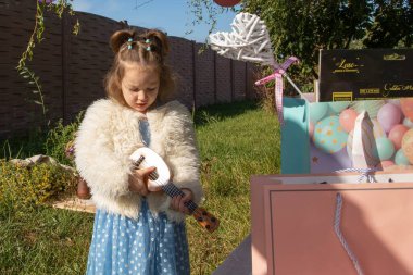 28 Eylül 2025 'te Poltava Ukrayna' da hediye çantalarıyla çocuk doğum günü kutlaması