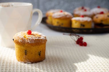 Tatlı olarak da böğürtlenli ev yapımı kekler ve pudra şekeri.