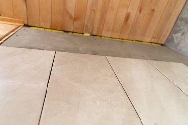 Ahşap evin içindeki beton üste seramik döşeme döşeme yerleştirme işlemi