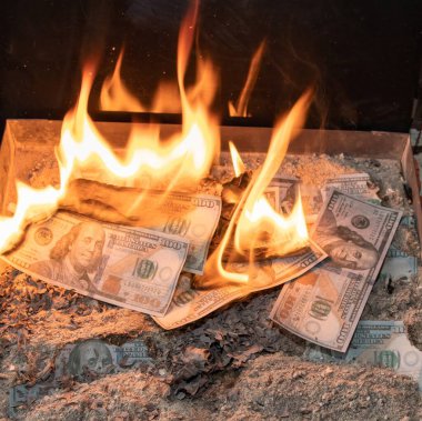 Para kaybı ve finansal krizin sembolü olarak dolarları yakmak