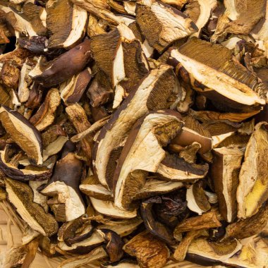 Organik yemek temaları için kurutulmuş porcini mantar dilimleri.