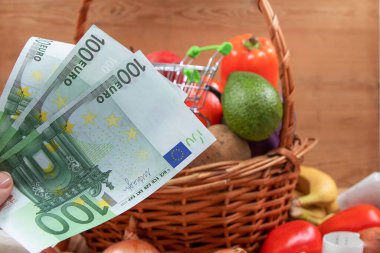 Avro banknotları, artan market fiyatlarını gösteren taze sebze sepetinin üzerinde.