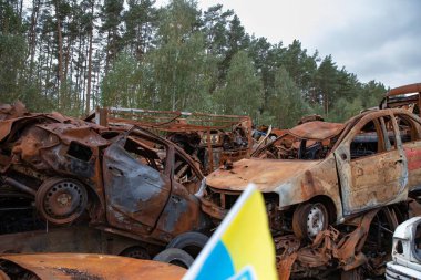 12 Kasım 2025 'te Irpin Ukrayna' da büyük çaplı bir yıkımın ardından yakılan araçlar