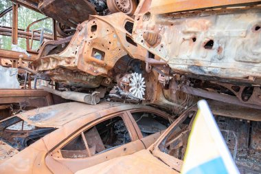 12 Kasım 2025 'te Irpin Ukrayna' da büyük çaplı bir yıkımın ardından yakılan araçlar