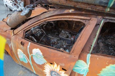 12 Kasım 2025 'te Irpin Ukrayna' da büyük çaplı bir yıkımın ardından yakılan araçlar