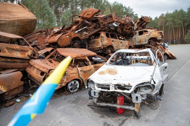 12 Kasım 2025 'te Irpin Ukrayna' da büyük çaplı bir yıkımın ardından yakılan araçlar