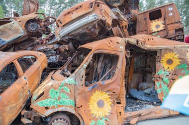 12 Kasım 2025 'te Irpin Ukrayna' da büyük çaplı bir yıkımın ardından yakılan araçlar