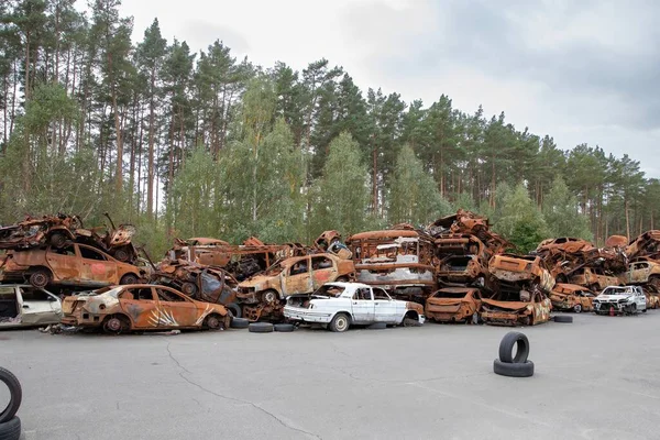 12 Kasım 2025 'te Irpin Ukrayna' da büyük çaplı bir yıkımın ardından yakılan araçlar