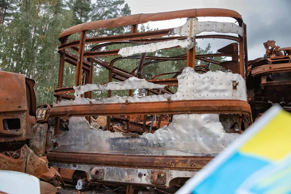 12 Kasım 2025 'te Irpin Ukrayna' da büyük çaplı bir yıkımın ardından yakılan araçlar