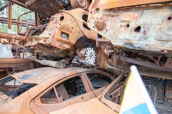 12 Kasım 2025 'te Irpin Ukrayna' da büyük çaplı bir yıkımın ardından yakılan araçlar