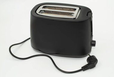 Beyaz arka plan mutfak aletlerinde elektrik kablosu olan siyah elektrikli tost makinesi.
