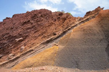 Tenerife 'de renkli volkanik kaya katmanları ve desenli toprak oluşumu