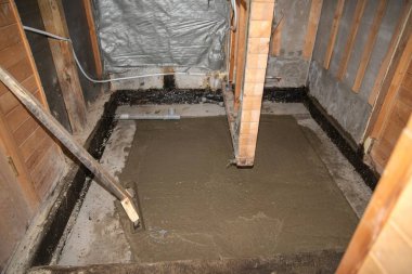 İnşaat sırasında tamamlanmamış odada yeni beton döşeme.