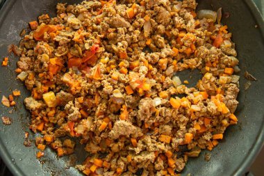 Tahta bir tahtanın üzerinde tereyağlı ve dutlu ekmek dilimi