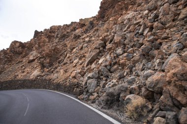 Kar yığınları yükselen ay ve pastel gökyüzü ile kışın tarla manzarası