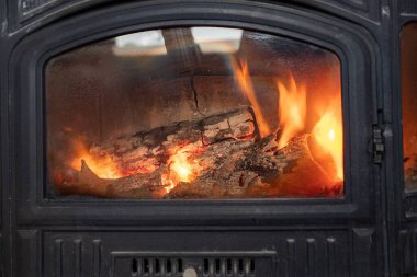Sıcak sıcak şöminenin içinde yanan odun soğuk kış akşamlarında rahatlatıcı bir ev atmosferi yaratır.