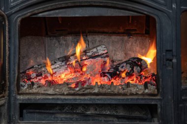Sıcak sıcak şöminenin içinde yanan odun soğuk kış akşamlarında rahatlatıcı bir ev atmosferi yaratır.