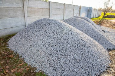 Taş çakıl desenli, küçük, gri, ezilmiş kaya tepecikli bir arazi.