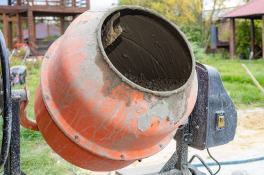 İnşaat alanında çimento ile beton karıştırıcı.