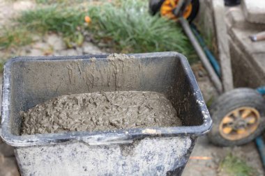 İnşaat konteynırının içindeki ıslak beton karışımı bina yenileme işlemi sırasında yerdeydi.